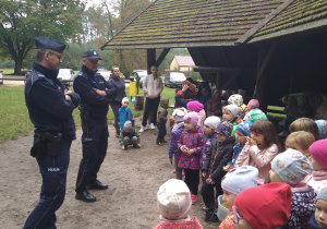 Pogadanka policjantów z przedszkolakami dotycząca bezpieczeństwa