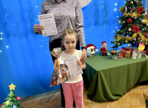 Na zdjęciu Pani Natalia wraz z Nelą która trzyma w ręku upominek oraz dyplom