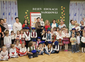 Na zdjęciu Grono pedagogiczne, pracownicy oraz dzieci z całego przedszkola.