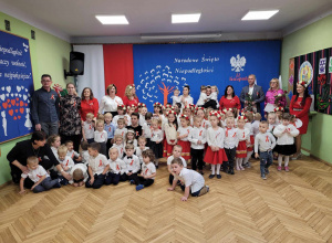 Na zdjęciu Grono pedagogiczne, goście oraz dzieci z przedszkola.