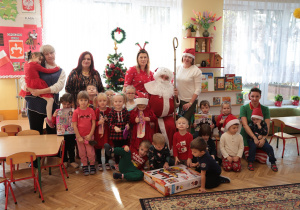 Na zdjęciu dzieci z grupy niezapominajki z paniami i Mikołajem