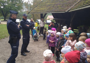 Pogadanka policjantów z przedszkolakami dotycząca bezpieczeństwa