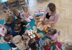 Na zdjęciu dzieci poznają nowe słówka w języku angielskim