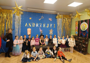 Na zdjęciu pani Dominika z grupą Bratki, ustawieni na tle dekoracji