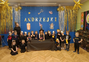 Na zdjęciu Pani Magda ze swoja grupą i wróżką Anitą na tle dekoracji andrzejkowej