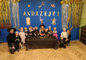 Na zdjęciu pani Natalia z dziećmi z grupy stokrotki wraz z panią Anitą