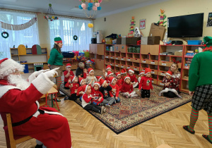 Na zdjęciu jest Mikołaj, elfy oraz dzieci z gr drugiej