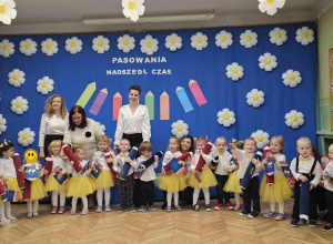 Na zdjęciu dzieci wraz z paniami i panią dyrektor już po ceremonii pasowania z prezentami w dłoniach