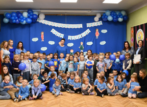 Na zdjęciu cała społeczność przedszkola wraz z Panią mecenas, dzieci ubrane są na niebiesko