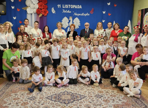 Na zdjęciu cała społeczność przedszkola na czele z panią dyrektor i zaproszonymi gośćmi, wszyscy ubrani na galowo w biało czarne ubrania