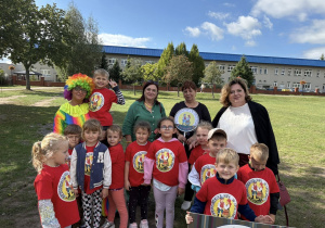 Na zdjęciu dzieci wraz z panią Dyrektor, podczas występu z okazji dnia przedszkolaka