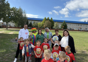 Na zdjęciu dzieci wraz z panią Dyrektor, podczas występu z okazji dnia przedszkolaka