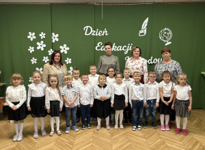 Na zdjęciu dzieci z grupy słoneczniki wraz z panią Dyrektor oraz Paniami wychowawczyniami, wszyscy ubrani na galowo