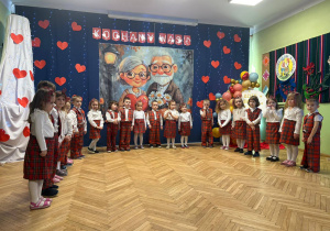 na zdjęciu dzieci z grupy drugiej podczas występu, na tle dekoracji