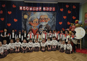 Na zdjęciu dzieci na tle dekoracji przed oficjalnym występem dla babć i dziadków