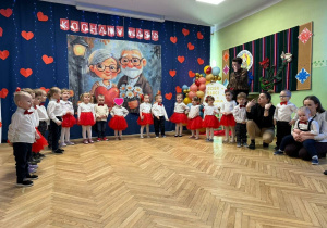 Na zdjęciu dzieci z grupy pierwszej podczas występu, na tle dekoracji