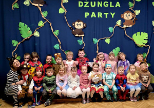 Na zdjęciu dzieci w strojach karnawałowych wraz z panią Magdą