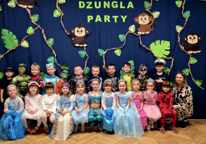 Na zdjęciu dzieci z grupy Bratki w strojach karnawałowych wraz z Panią Dominikom