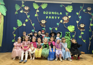 Na zdjęciu dzieci z grupy Słoneczniki w strojach karnawałowych