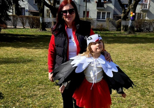 Na zdjęciu Pani Dyrektor wraz z dziewczynką w stroju Bociana