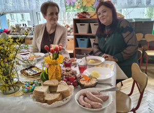 Na zdjęciu Pani Dyrektor Małgorzata Bartoszek wraz z Panią Anną Ksytą Dyrektor WE, przy świątecznym stole