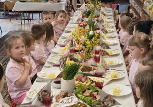 Na zdjęciu dzieci słuchające życzeń świątecznych, od Pani Dyrektor WE, oraz Pani Dyrektor Przedszkola