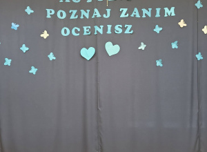 Na zdjęciu dekoracja, w kolorze niebieskim, napis, motylki, serduszka