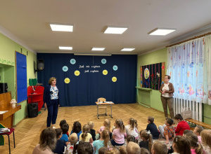 Na zdjęciu pani Renata wraz z zaproszoną Panią Anną Ksytą, na tle dekoracji