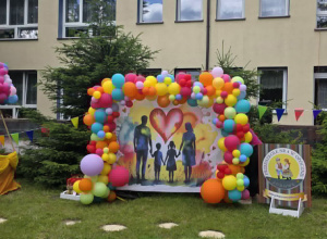 na zdjęciu dekoracja balonowa, kolorowa, w tle widać logo przedszkola