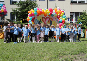 na zdjęciu dzieci z grupy niezapominajki podczas występu, ubrani w niebieskie podkoszulki