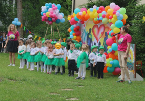 na zdjęciu dzieci z grupy stokrotki podczas występu, w tle widać nauczycielki