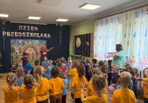 na zdjęciu dzieci podczas zabawy na sali gimnastycznej
