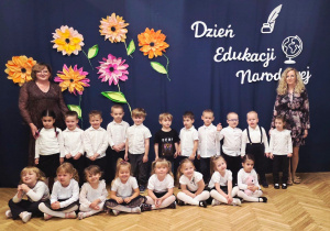 na zdjęciu dzieci z grupy 2 wraz ze swoimi swoimi paniami
