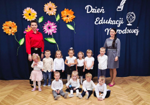 na zdjęciu dzieci z gr 1 wraz ze swoimi paniami, na tle dekoracji