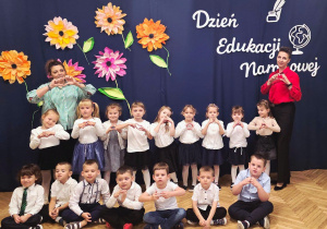na zdjęciu dzieci z grupy 3 wraz ze swoimi paniami, na tle dekoracji